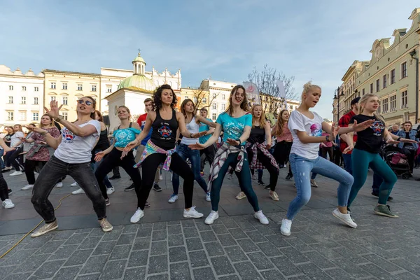 クラクフ ポーランド 2019 ルエダ カジノの国際 Flashmob クラクフのメイン広場で数百人の人がヒスパニックのリズムを踊っています ポーランド — ストック写真