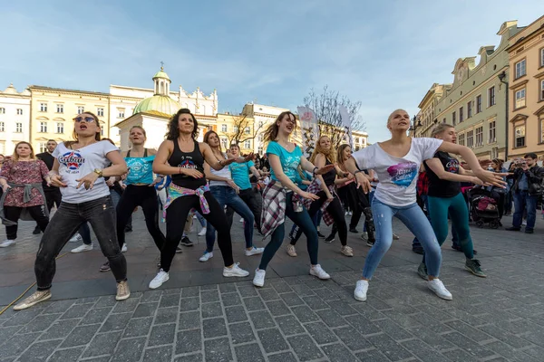 波兰克拉科夫 2019年3月30日 鲁达德赌场的国际闪电侠日 几百人在克拉科夫的主广场上跳西班牙舞的节奏 — 图库照片