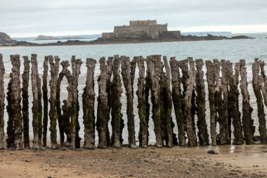 Büyük dalgakıran, gelgit şehirden, Saint-Malo, Ille-et-Vilaine, Brittany, Fransa Plage de l'ventail Beach'te savunmak için 3000 gövdeleri