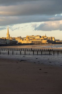 Plage du Sillon 'daki sabah ışığı ve duvarlarla çevrili şehir. Saint Malo, Fransa, Ille et Vilaine, Emerald Sahili