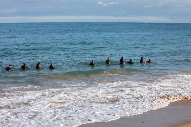Saint-Malo, Fransa-14 Eylül 2018: Aqua beach Saint-Malo, Brittany, Fransa boyunca yürüyüş