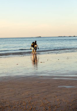 Saint Malo sahilinde aşık bir çiftin romantik yürüyüşü. Britanya, Fransa