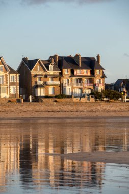 St. Malo, Fransa - 14 Eylül 2018: akşam güneşinde plaj ve Saint Malo 'da deniz kenarı boyunca binalar. Britanya, Fransa