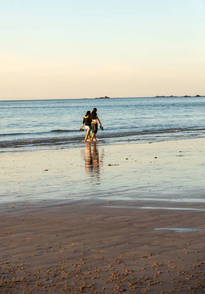 Romantisk Promenad Ett Par Kär Stranden Saint Malo Bretagne Frankrike — Stockfoto