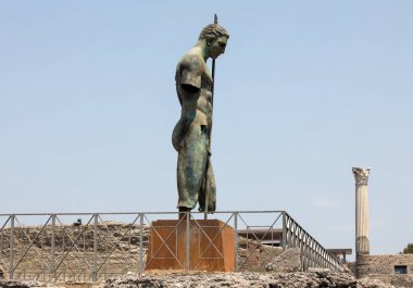 Pompei, İtalya - 15 Haziran 2017: Lehçe heykeltıraş Igor Mitoraj Pompeii sit alanı, Antik Roma kenti Merkezi'nde sergilenen heykelleri Vezüv Yanardağı ve patlama tarafından M.ö. 79 yok.