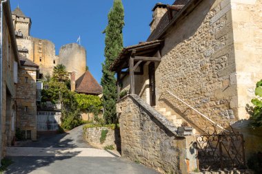 Dordogne Vadisi, Perigord Noir, Fransa 'daki Castelnaud-la-chapelle kalesi civarındaki köy.