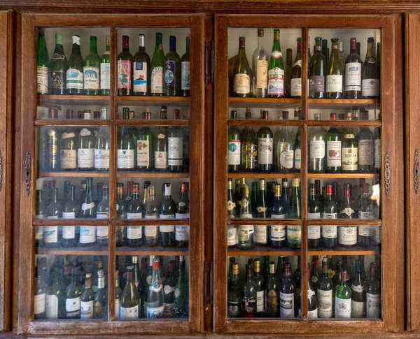 Castelnaud Dordogne Francja Września 2018 Kolekcja Pustych Butelek Wina Castelnaud — Zdjęcie stockowe