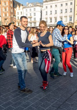Cracow, Polonya-30 Mart 2019: Rueda de Casino Uluslararası flashmob günü. Birkaç yüz kişi Cracow Ana Meydanı 'nda Ispanyol ritimleri dans. Polonya 
