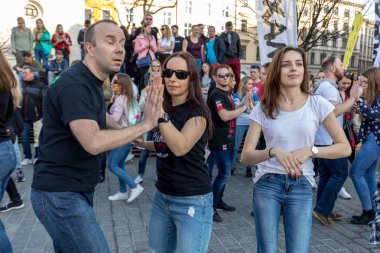 Cracow, Polonya-30 Mart 2019: Rueda de Casino Uluslararası flashmob günü. Birkaç yüz kişi Cracow Ana Meydanı 'nda Ispanyol ritimleri dans. Polonya 