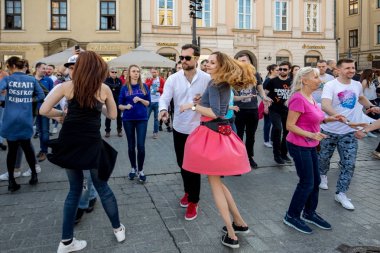 Cracow, Polonya-30 Mart 2019: Rueda de Casino Uluslararası flashmob günü. Birkaç yüz kişi Cracow Ana Meydanı 'nda Ispanyol ritimleri dans. Polonya 