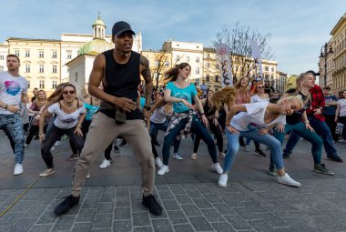 Cracow, Polonya-30 Mart 2019: Rueda de Casino Uluslararası flashmob günü. Birkaç yüz kişi Cracow Ana Meydanı 'nda Ispanyol ritimleri dans. Polonya 