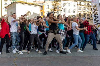 Cracow, Polonya-30 Mart 2019: Rueda de Casino Uluslararası flashmob günü. Birkaç yüz kişi Cracow Ana Meydanı 'nda Ispanyol ritimleri dans. Polonya 