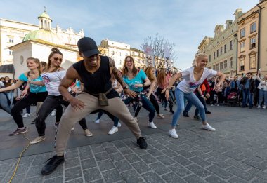 Cracow, Polonya-30 Mart 2019: Rueda de Casino Uluslararası flashmob günü. Birkaç yüz kişi Cracow Ana Meydanı 'nda Ispanyol ritimleri dans. Polonya 