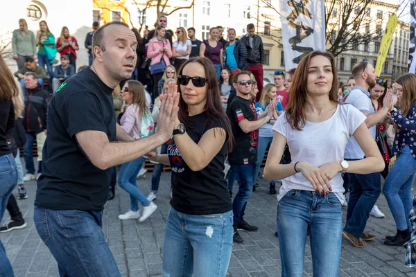 Kraków Polska Marca 2019 Międzynarodowy Dzień Flashmob Rueda Casino Kilkaset — Zdjęcie stockowe