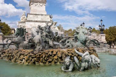 Bordeaux, Fransa - 9 Eylül 2018: Esplanade des Quinconces, Bordeaux 'daki Girondins Anıtı. Fransa