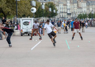 Bordeaux, Fransa - 9 Eylül 2018: Fransa 'nın Bordeaux kentindeki Quai Louis XVIII' te patenci akrobasi yapıyor.
