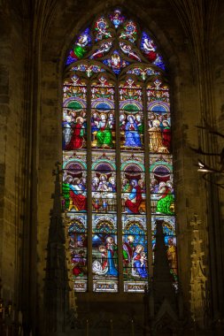 Saint Emilion, Fransa - 8 Eylül 2018: Saint Emilion, Fransa 'daki Collegiale Kilisesi' nde lekeli cam pencere