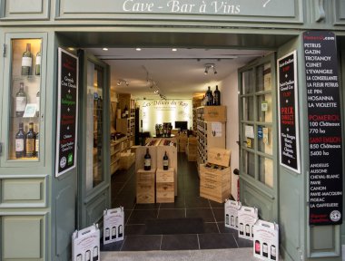 Saint Emilion, Fransa - 8 Eylül 2018: Saint Emilion, Fransa 'da bir şarap dükkanının dışı. St Emilion, Bordeaux 'nun başlıca kırmızı şarap bölgelerinden biridir ve çok popüler bir turizm merkezidir..