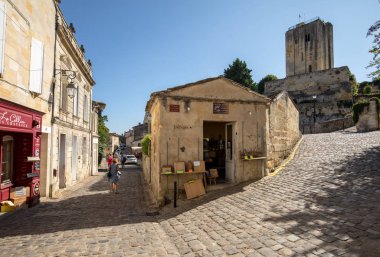 Saint Emilion, Fransa - 8 Eylül 2018 Rue de la Cadene Cadene caddesi Cadene Limanı 'ndan şehrin merkezine kadar uzanır. St Emilion, Bordeaux 'nun başlıca kırmızı şarap bölgelerinden biridir ve çok popüler bir turizm merkezidir..