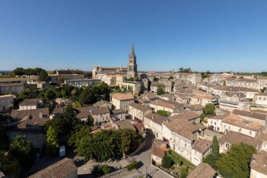 St. Emilion, Fransa - 8 Eylül 2018: St. Emilion, Fransa 'nın panoramik manzarası. St Emilion, Bordeaux 'nun başlıca kırmızı şarap bölgelerinden biridir ve çok popüler bir turizm merkezidir..