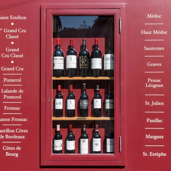 2018年9月8日 法国圣埃米利翁 法国圣埃米利翁的一家酒铺外 圣埃米利翁是波尔多主要的红酒产区之一 也是非常受欢迎的旅游胜地 — 图库照片