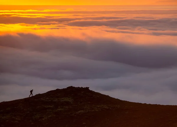 Silueta Muže Hřebeni Nad Mořem Mraků Zamlžené Hory Při Západu — Stock fotografie