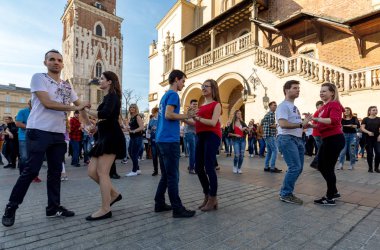 Cracow, Polonya-30 Mart 2019: Rueda de Casino Uluslararası flashmob günü. Birkaç yüz kişi Cracow Ana Meydanı 'nda Ispanyol ritimleri dans. Polonya 