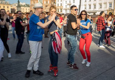 Cracow, Polonya-30 Mart 2019: Rueda de Casino Uluslararası flashmob günü. Birkaç yüz kişi Cracow Ana Meydanı 'nda Ispanyol ritimleri dans. Polonya 