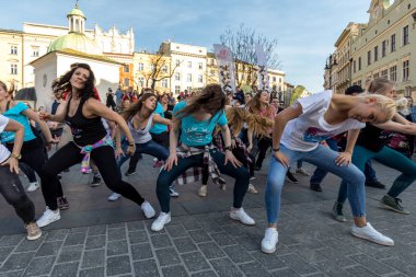 Cracow, Polonya-30 Mart 2019: Rueda de Casino Uluslararası flashmob günü. Birkaç yüz kişi Cracow Ana Meydanı 'nda Ispanyol ritimleri dans. Polonya 