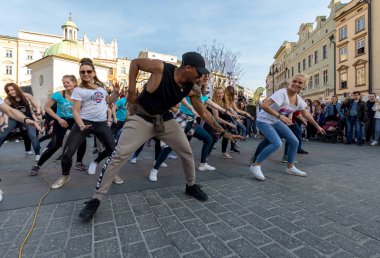 Cracow, Polonya-30 Mart 2019: Rueda de Casino Uluslararası flashmob günü. Birkaç yüz kişi Cracow Ana Meydanı 'nda Ispanyol ritimleri dans. Polonya 