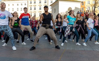 Cracow, Polonya-30 Mart 2019: Rueda de Casino Uluslararası flashmob günü. Birkaç yüz kişi Cracow Ana Meydanı 'nda Ispanyol ritimleri dans. Polonya 
