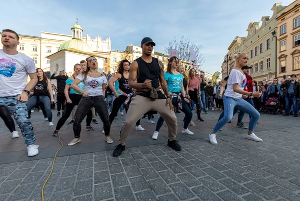 크라쿠프 2019 Rueda 카지노의 플래시 크라쿠프의 광장에서 히스패닉 리듬을 었습니다 — 스톡 사진