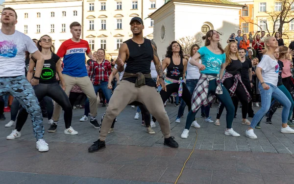 波兰克拉科夫 2019年3月30日 鲁达德赌场的国际闪电侠日 几百人在克拉科夫的主广场上跳西班牙舞的节奏 — 图库照片