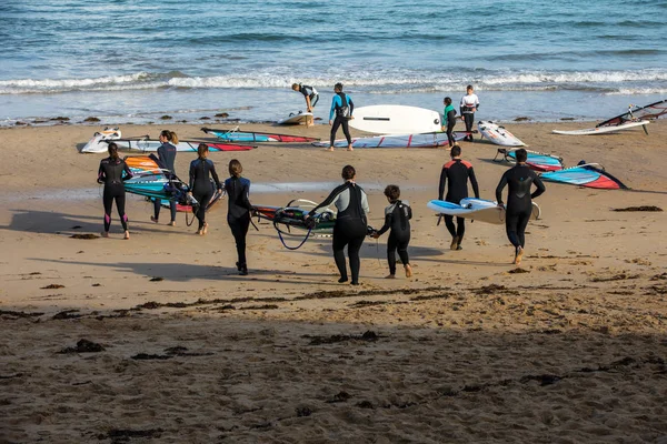 サンマロ フランス 2018年9月15日 フランス ブルターニュのサンマロにあるウィンドサーフィンの学校の未確認の人々 — ストック写真