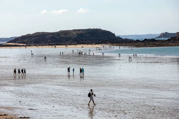 Malo França Setembro 2018 Passeio Romântico Pessoas Pitoresca Praia Saint — Fotografia de Stock