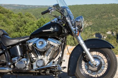  Sault, Fransa - 25 Haziran 2016: Harley Davidson motosikleti yol kenarına park etti. Dünya çapında binlerce sürücü tarafından kullanılan bu bisikletler özgürlüğün ve Amerika Birleşik Devletleri'nin sembolüdür..