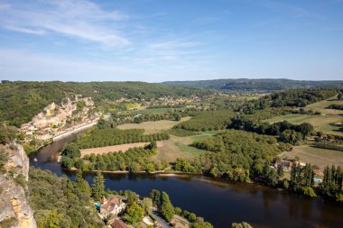  La Roque-Gageac manzaralı köy Dordogne nehri, Fransa