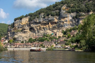 La Roque-Gageac, Dordogne, Fransa - 7 Eylül 2018: Dordogne nehri üzerindeki La Roque-Gageac manzaralı köy, Fransa