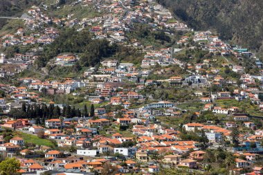 Madeira adasındaki Funchal 'ın dik yamaçlarında tipik teras mimarisi. Portekiz