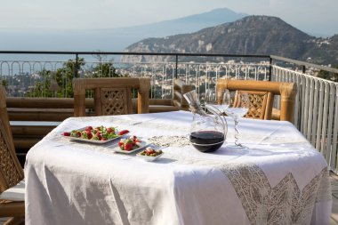 Napoli körfezindeki villasının ve Vesuvius bakan terasta yemek tablo için hazır. Sorrento. İtalya