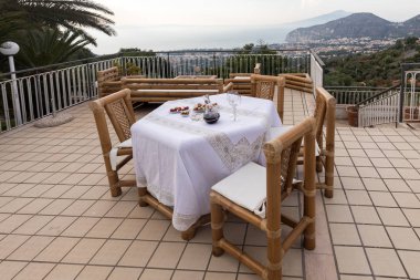 Napoli körfezindeki villasının ve Vesuvius bakan terasta yemek tablo için hazır. Sorrento. İtalya