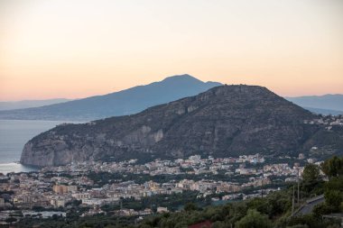 Napoli Körfezi ve Vesuvius romantik günbatımı. Sorrento. İtalya