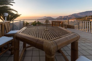  Napoli Körfezi ve Vezüv 'e bakan terasta bir masa. Sorrento. İtalya