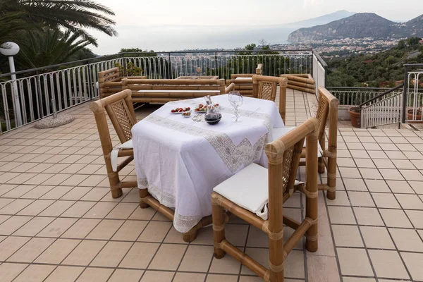 Voorbereid Voor Avondmaal Tafel Het Terras Met Uitzicht Baai Van — Stockfoto