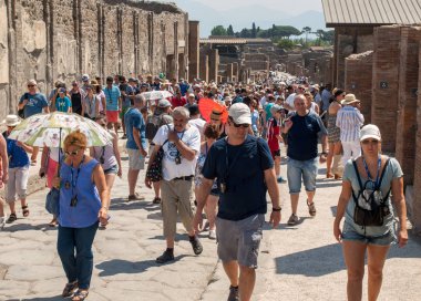 Pompei, İtalya - 15 Haziran 2017: Ünlü arkeolojik sitesi Pompeii Unesco miras. Kalabalık turist kavurucu güneşin altında.