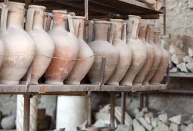 Pompei 'de Vesuvius patlamasından kurtulan gemiler, saksılar ve çeşitli eserler çıkarıldı ve kataloglandı. Pompei, İtalya