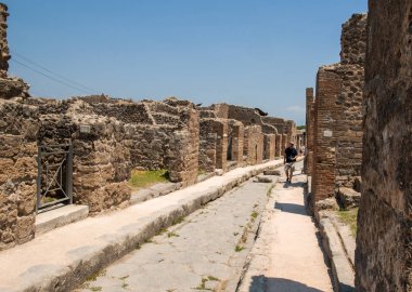 Pompei, İtalya - 15 Haziran 2017: Bir eski Arnavut kaldırımlı sokakta Pompei, İtalya kalıntıları. Roma şehri Vesuvius volkan tarafından tahrip.