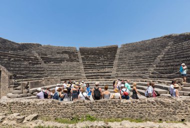 Pompei, İtalya - 15 Haziran 2017: Ünlü arkeolojik sitesi Pompeii Unesco miras. Kalabalık turist kavurucu güneşin altında.