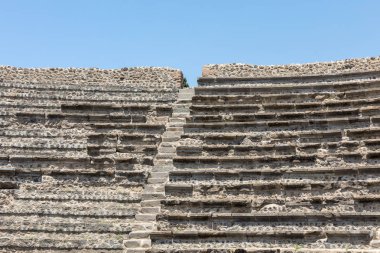  Antik Pompei, İtalya. Pompeii 'deki Küçük Tiyatro. Bu tiyatronun çatısı vardı ve muhtemelen müzikal gösteriler ve şiir okumaları için kullanılıyordu.