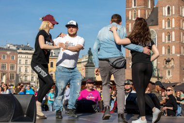 Cracow, Polonya-30 Mart 2019: Rueda de Casino Uluslararası flashmob günü. Birkaç yüz kişi Cracow Ana Meydanı 'nda Ispanyol ritimleri dans. Polonya 
